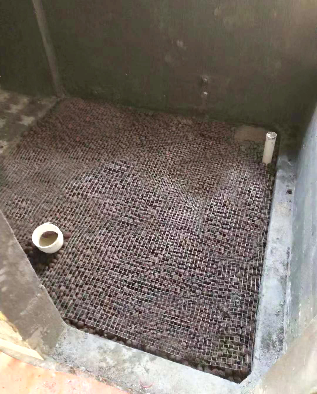 做完衛(wèi)生間防水，要不要抹一層水泥砂漿再貼瓷磚
